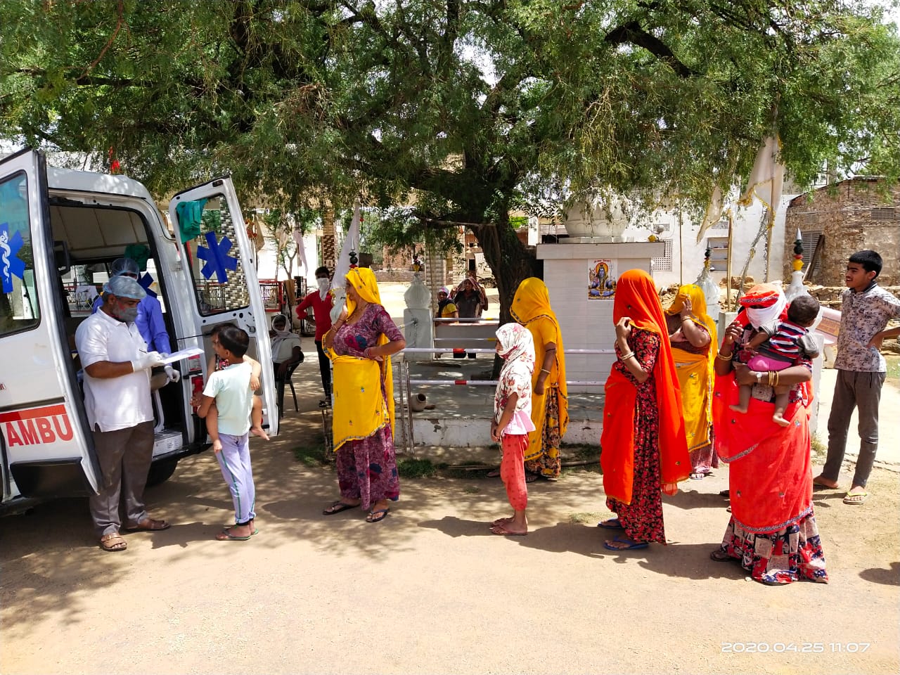Lock down:  गांवों में सामान्य मरीजों के घर पहुंच रही मोबाइल चिकित्सा टीम