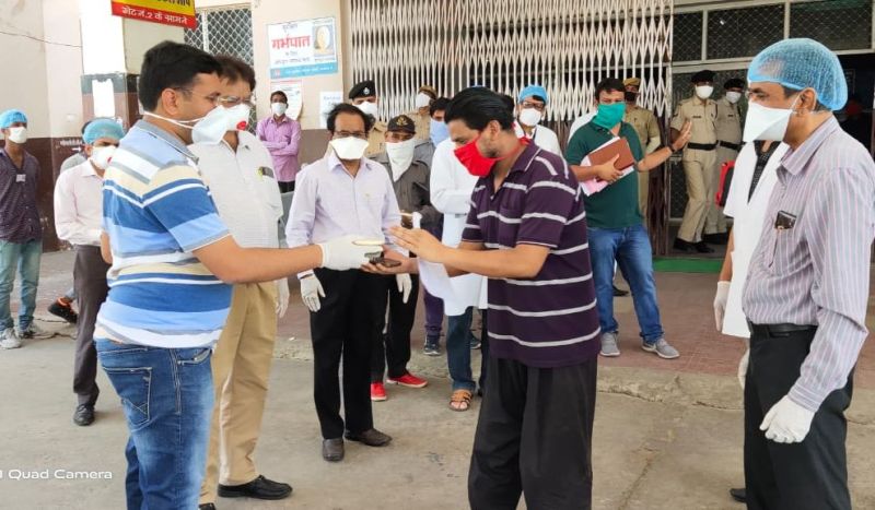 पहली बार कोरोना नेगेटिव मरीज स्वस्थ होकर घर लौटे