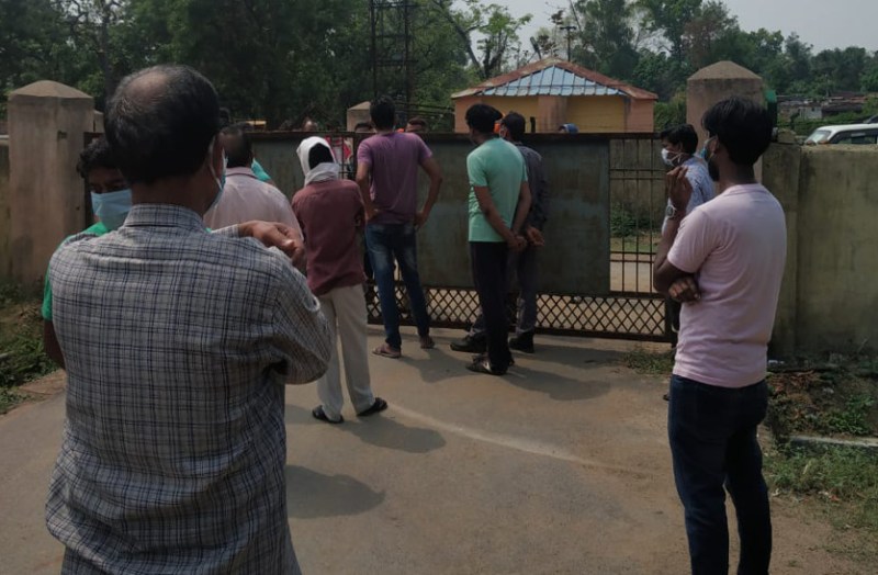 लॉकडाउन के बीच कैंप से कर्मचारियों को ड्रिलिंग के लिए ले गए अफसर, विरोध में महिलाओं ने गेट पर जड़ा ताला