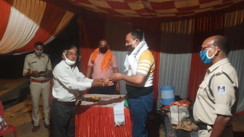 Professor honors police personnel