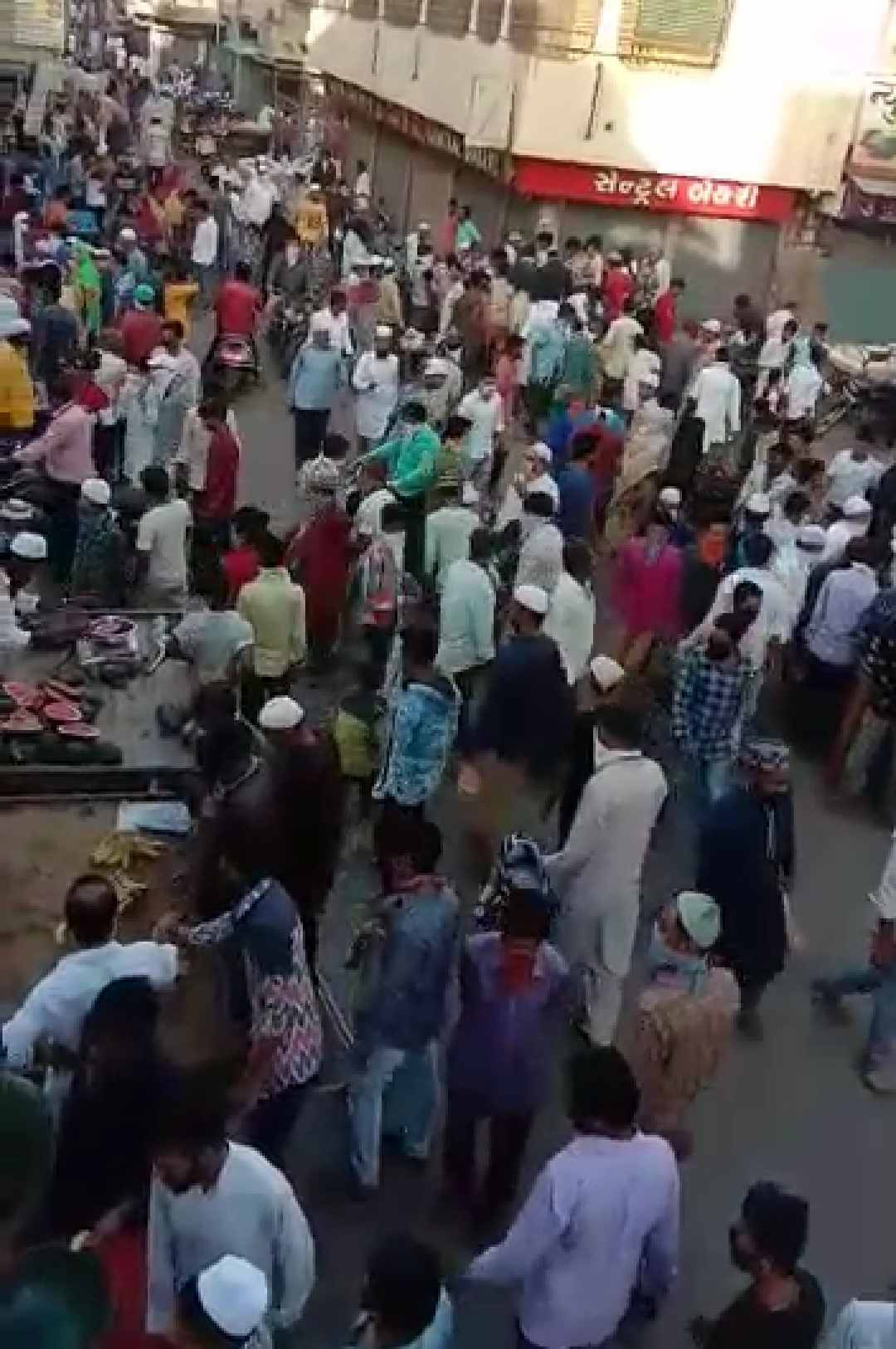 COVID19 IN SURAT : मदीना मस्जिद के पास बाजार में उमड़ी भीड़ !