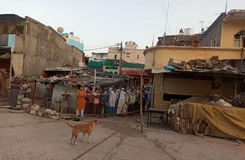 VIDEO लॉकडाउन तोड़कर आए बाहर, फल नहीं मिले तो किया विरोध