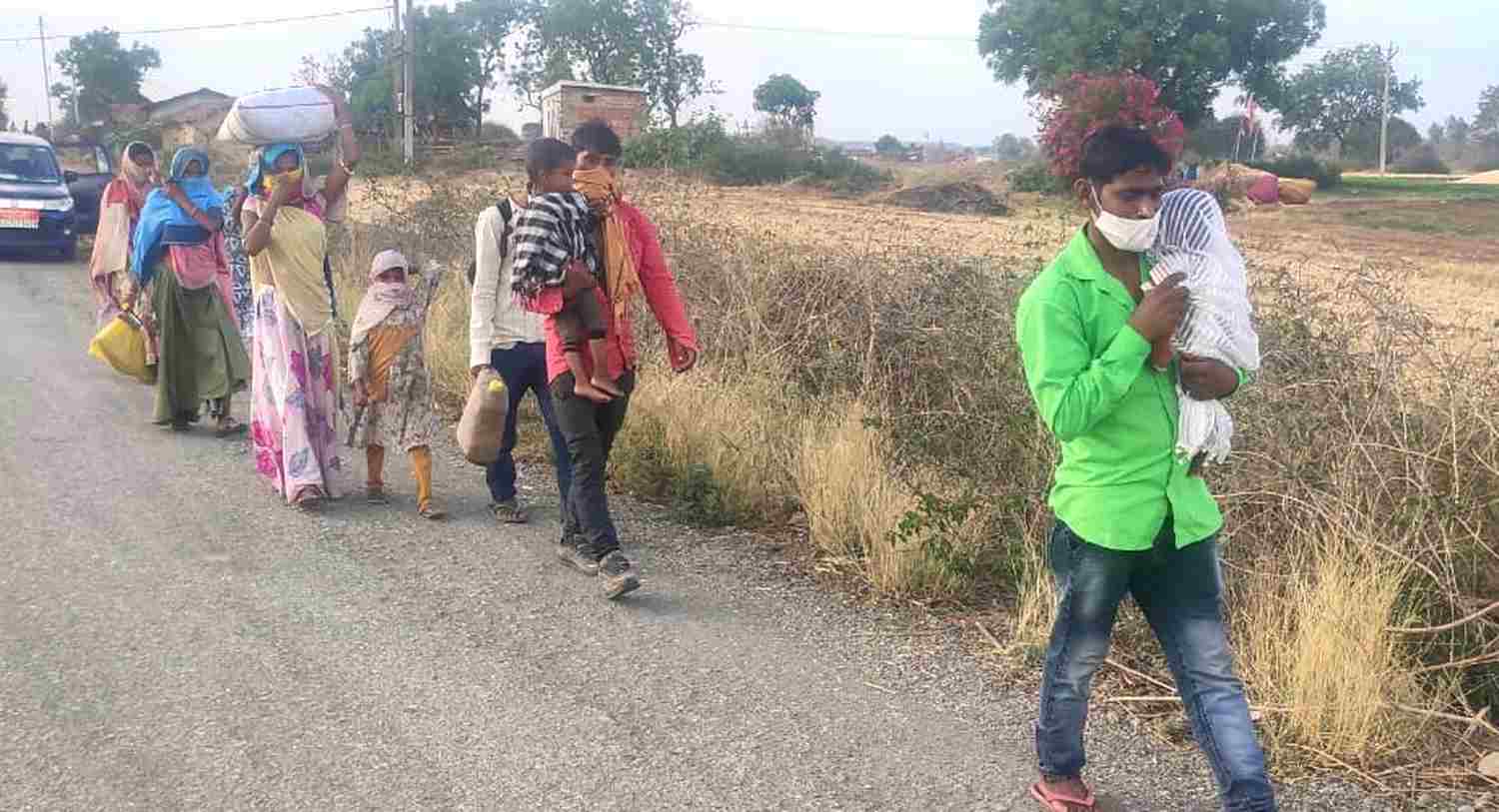 बाहर से लोगों का आना शुरू, प्रवासियों की सूची बनाने में जुटा प्रशासन, अन्य जिलों से आने लगी सूचियां