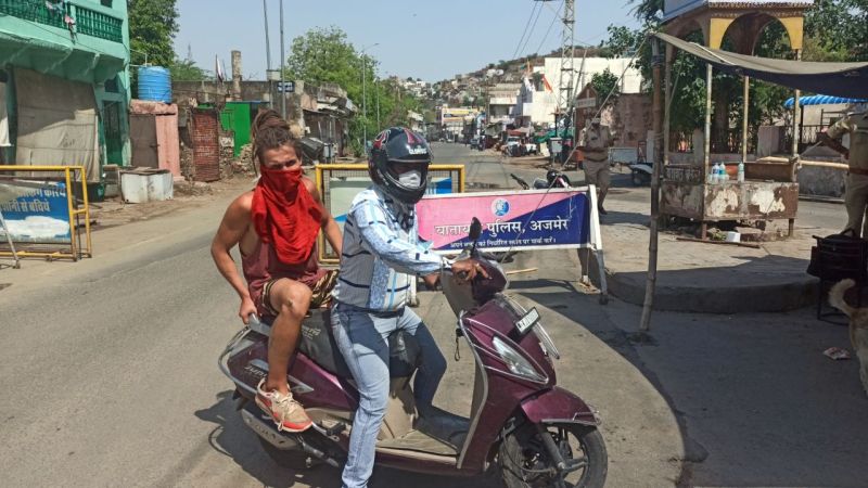 Corona Lockdown- क्वारंटाइन की बंदिश तोड़ अजयसर पहाड़ी पर जा पहुंचा विदेशी पर्यटक