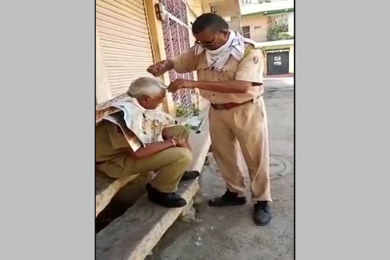 jodhpur police constable is doing hair cutting of his colleague 