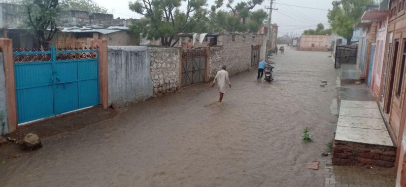 जोधपुर के आसमान में बादलों की गर्जना, बिजली की चकाचौंध, बारिश के साथ ओले गिरे