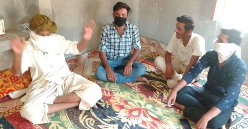 सालों बाद मिला साथ, कहीं हथाई तो कहीं सीख रहे हुनर