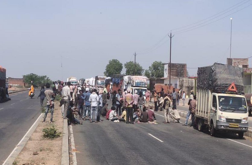covid-19 live updates : Police stopped 1000 worker at the up-mp border