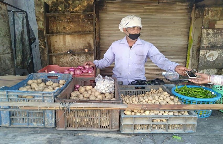 छोटे दुकानदार पुराना व्यवसाय छोड़ बेच रहे सब्जी