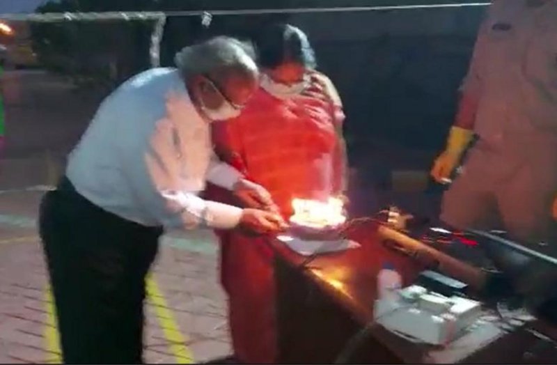 Police celebrate the elderly mother birthday by singing a song