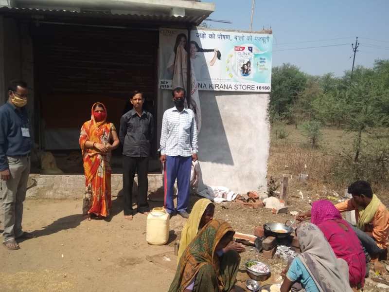 सैकड़ों मील के सफर पर निकले इन मेहनतकशों के लिए गीता रजक किसी देवदूत से कम नहीं