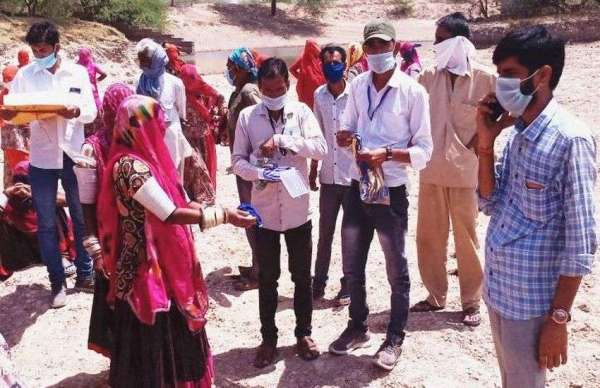 धरती पुत्रों द्वारा किया जा रहा राहत सामग्री वितरण कार्य  