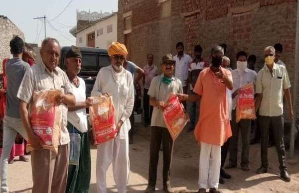 धरती पुत्रों द्वारा किया जा रहा राहत सामग्री वितरण कार्य  