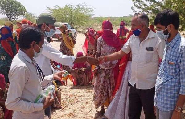 धरती पुत्रों द्वारा किया जा रहा राहत सामग्री वितरण कार्य  