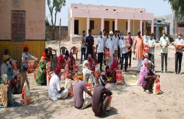 धरती पुत्रों द्वारा किया जा रहा राहत सामग्री वितरण कार्य  