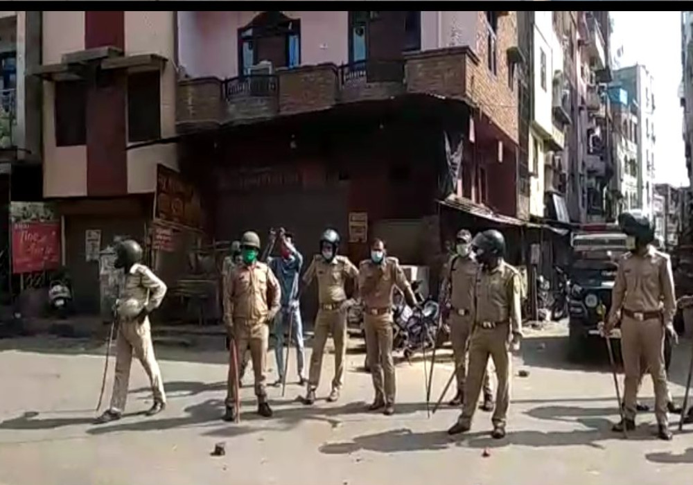 कानपुर के बजरिया हॉटस्पॉट क्षेत्र में स्वास्थ्य विभाग व पुलिस पर पथराव, मुश्किल से भागकर बचाई जान