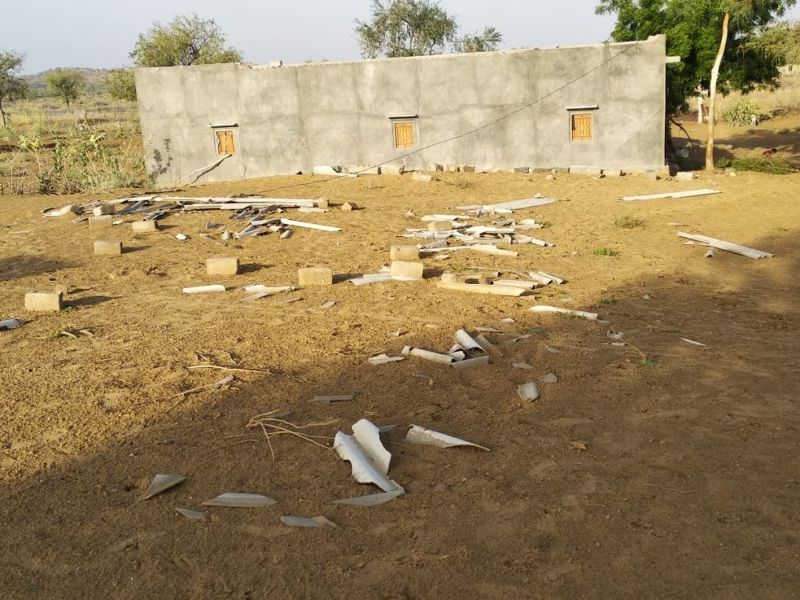 बरसाती आंधी से उड़ी चद्दर की छत, आसमान तले आया परिवार