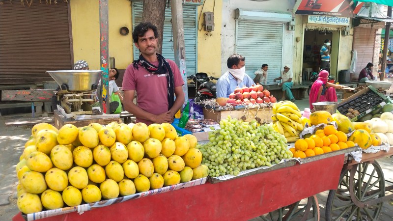 कुचामन में फलों की बिक्री करता एक ठेला चालक।,कुचामन में फलों की बिक्री करता एक ठेला चालक।