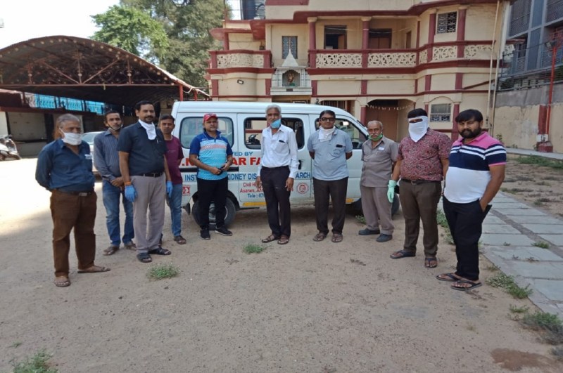 माहेश्वरी जिला सभा की ओर से जरूरतमंदों को बांटी जा रही राशन किट