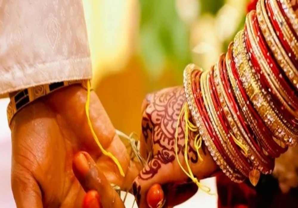 विवाह कार्यक्रम में भीड़ देख अधिकारियों ने रुकवाई शादी, लड़की के घरवालों को लगाई फटकार