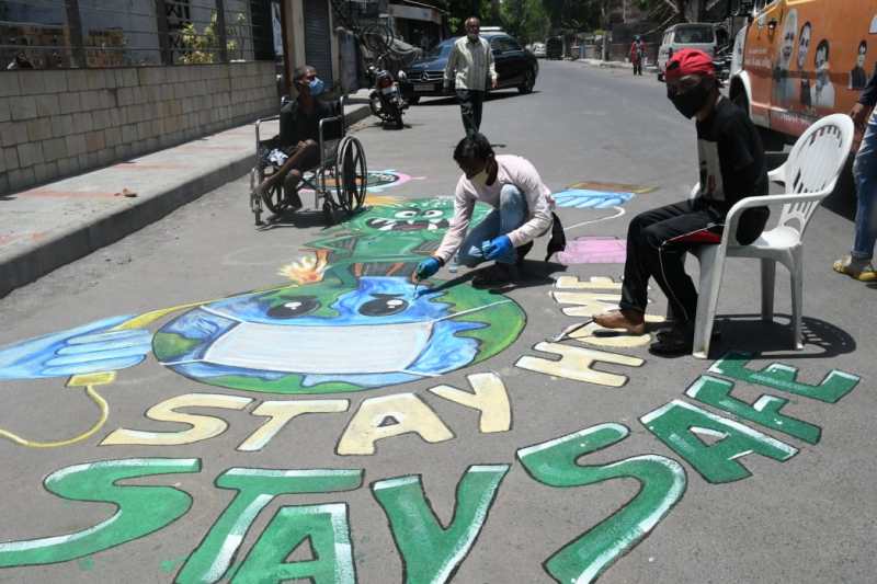 Covid 19/ दिव्यांग कलाकार ने पैरों से पेंटिंग बनाकर दिया जागरूकता का संदेश