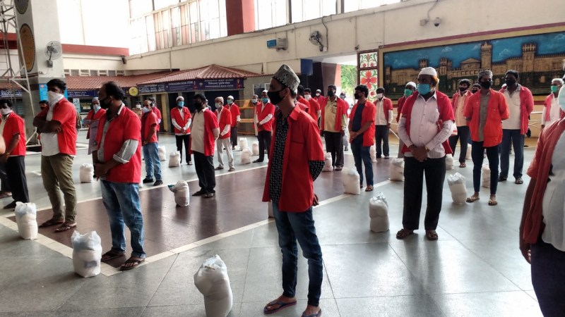 कुलियों व सहायकों को दिए राशन पैकेट