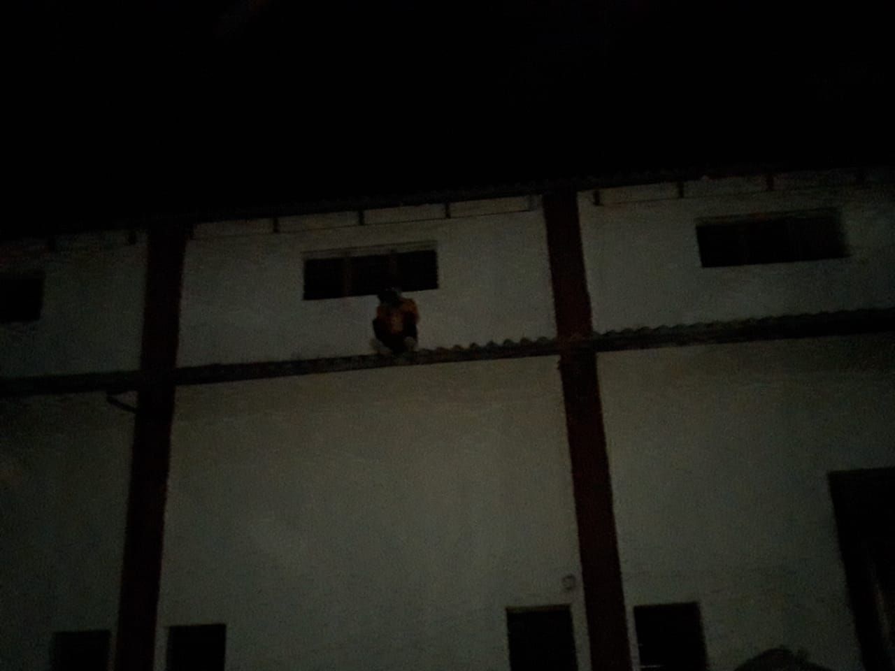 हुआ कुछ ऐसा कि चना बेचने गया किसान चढ़ गया वेयरहाउस की छत पर, देर रात तक हलकान रहे सब