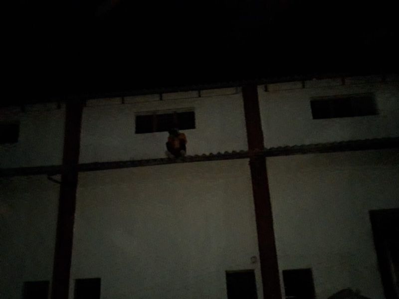 हुआ कुछ ऐसा कि चना बेचने गया किसान चढ़ गया वेयरहाउस की छत पर, देर रात तक हलकान रहे सब