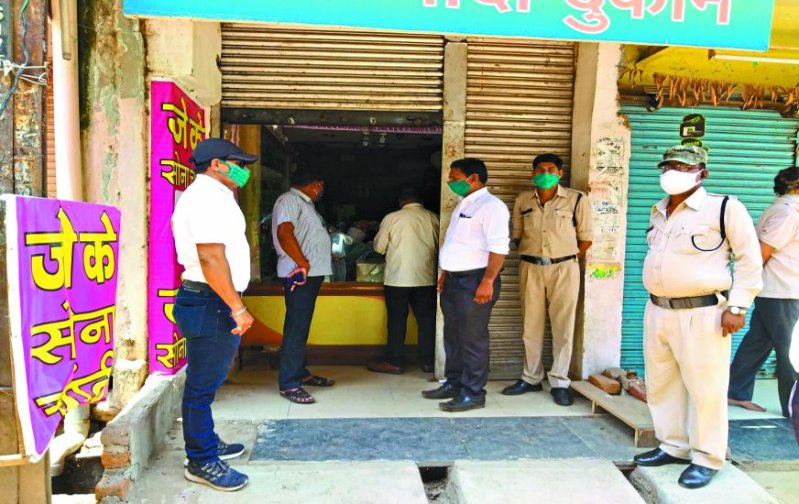 लॉकडाउन : ज्वेलर्स दुकान पर लगाया 5 हजार का जुर्माना, शटर बंद कर चलाई जा रही थी दुकान