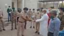 पुलिस जवानों को मास्क और सेनेटाइज वितरण कर किया सम्मान