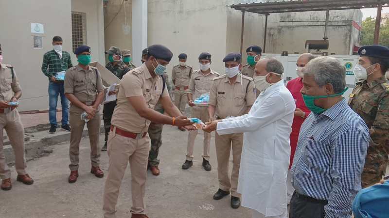 पुलिस जवानों को मास्क और सेनेटाइज वितरण कर किया सम्मान