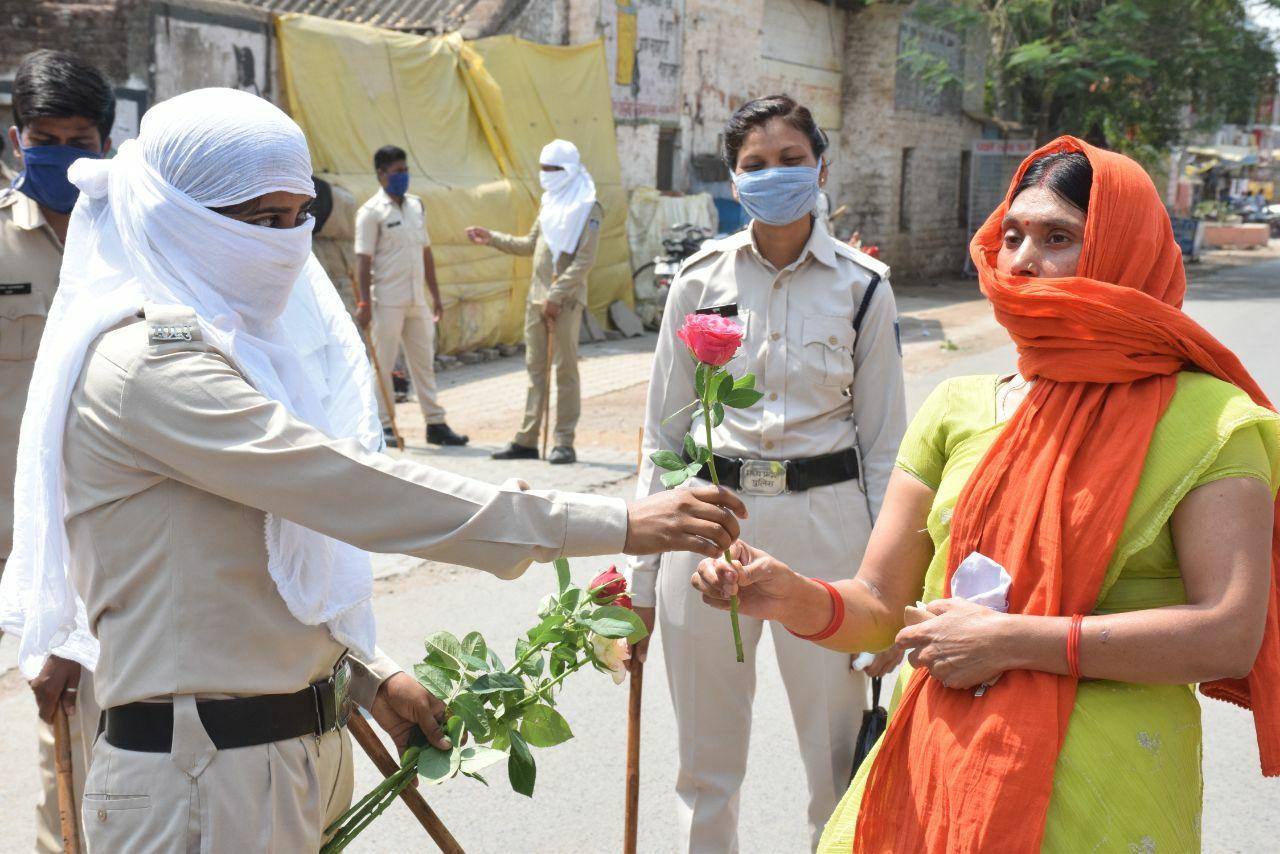 Police distributed flowers to follow the lock down