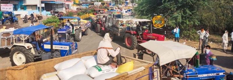 सुबह 6 बजे से गेट के बाहर वाहनों की कतारें