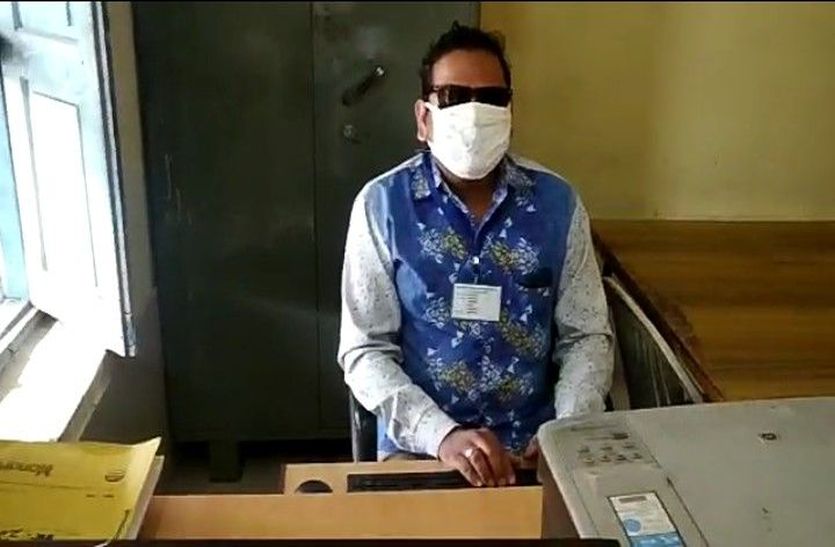 Korona ke karamveer : दृष्टिहीन कोरोना योद्धा के जज्बे को सलाम, पेश की अनूठी मिसाल - देखें वीडियो