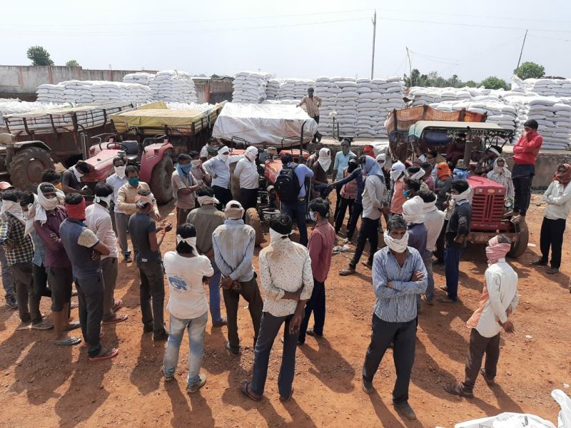 बिना मॉस्क काम कर रहे हम्माल, किसानों का पांच दिन में आया नंबर