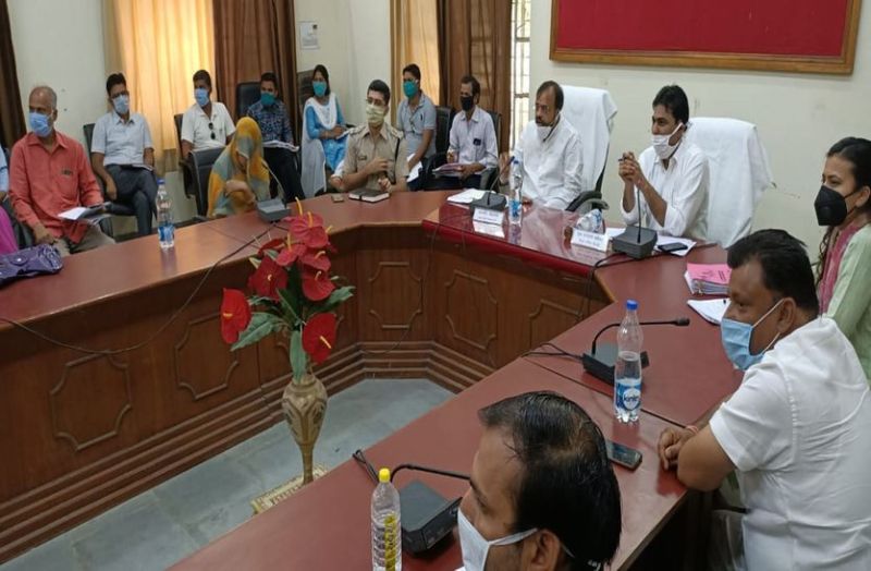 सिरोही तहसील के सरपचों की बैठक : 'ग्राम पंचायतों में पड़े लाखों रुपए का विकास में करें उपयोगÓ