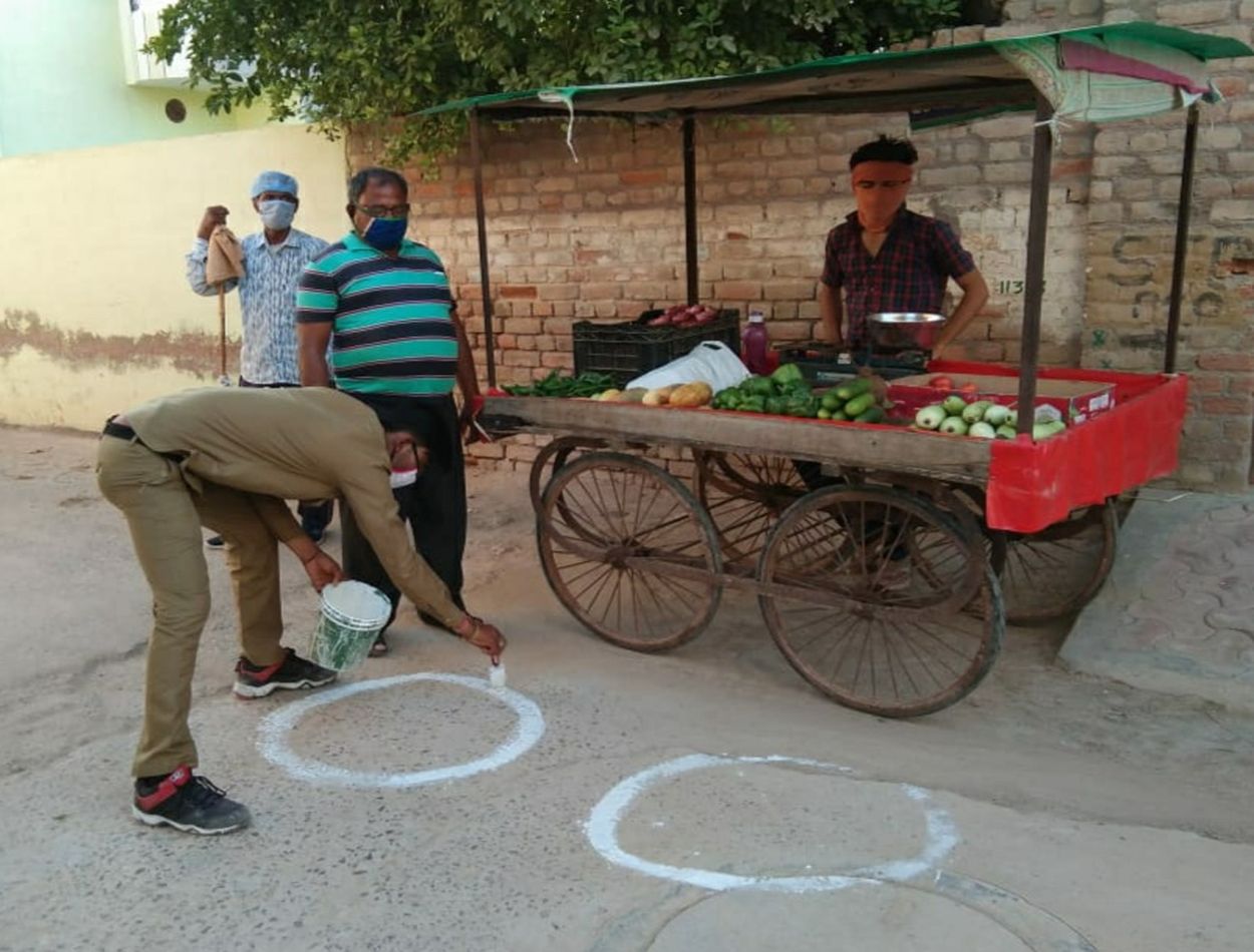 ठेले और गाड़ो के आगे भी सोशल डिस्टेंस जरूरी