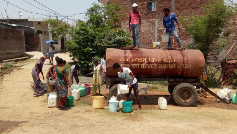 पानी की समस्या से जूझ रहे रहवासी टेंकर से सप्लाय किया जा रहा पानी
