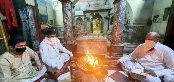 मेहंदीपुर बालाजी मंदिर ट्रस्ट कर रहा बेजुबानों की सेवा, मंदिर में रोग मुक्ति के लिए चल रहा हवन