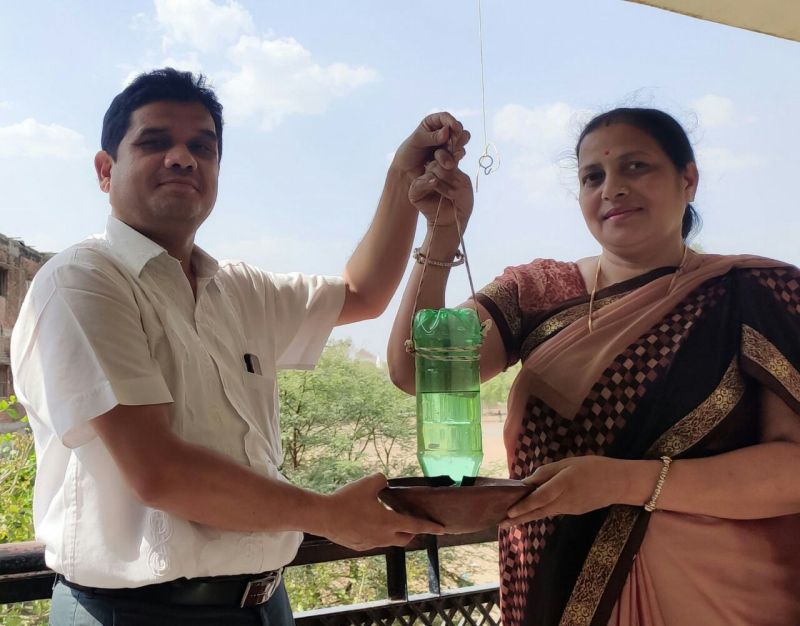 प्यासा नहीं रहेगा कोई पंछी, डाॅक्टर दंपत्ति ने जुगाड़ से बनाया अनोखा सकोरा