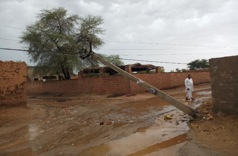 मौसम ने फिर मारी पलटी, जिले में आंधी के साथ हुई बरसात