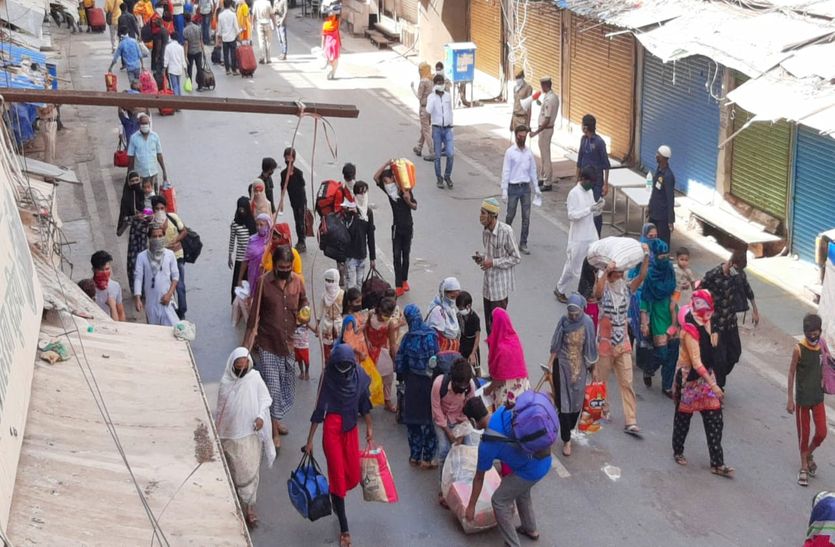 ट्रेन की सूचना से सड़क पर आ गए पश्चिम बंगाल के सैकड़ों जायरीन