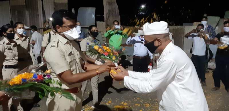 फ्लैग मार्च के दौरान वार्डवासियों ने पुलिस का पुष्पवर्षा कर किया स्वागत