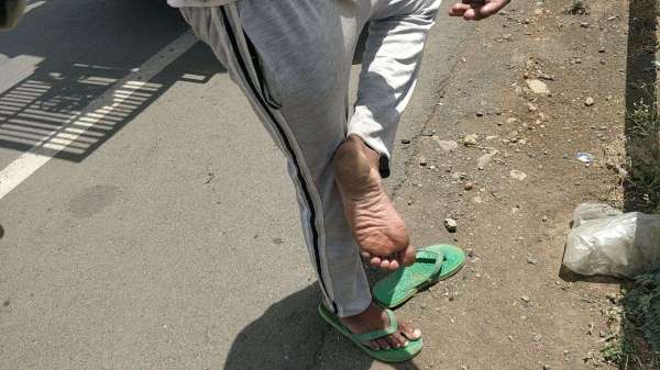 बेबस मजदूर-गांव जाने को मजबूरः भूख-प्यास से बेहाल, छाले भी नहीं थाम पा रहे पांव