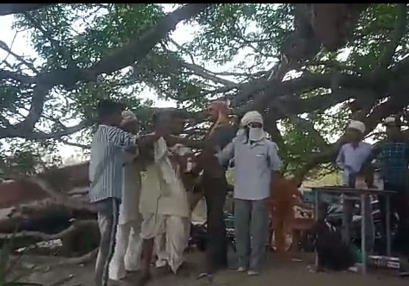 किसान ने की आत्महत्या की कोशिश, व्यवस्था पर उठे सवाल