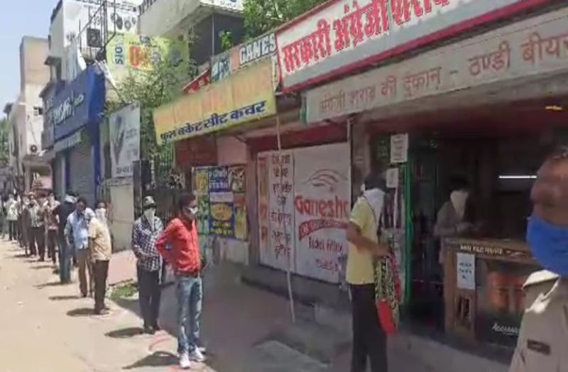 coronavirus की नहीं परवाह - सोमरस लेने के लिए गर्व से निकले सुरा प्रेमी