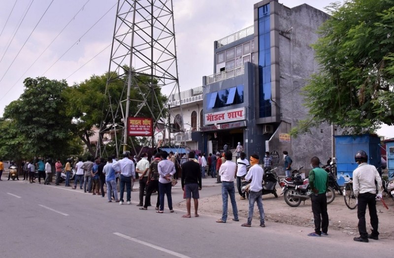 UP में एक व्यक्ति को 750 ML से अधिक नहीं मिलेगी शराब, आबकारी विभाग ने जारी की नई गाइडलाइन