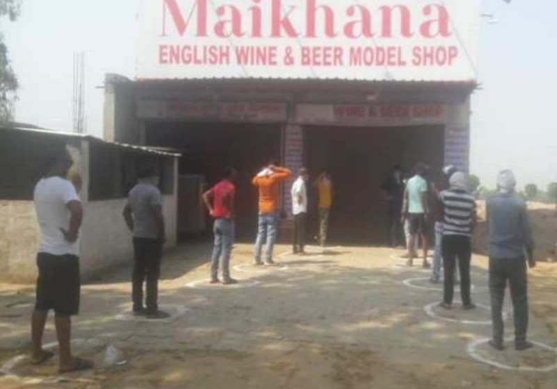 दुकान खुलने से पहले शराब खरीदने पहुंच गए लोग, लग गई लम्बी कतारें