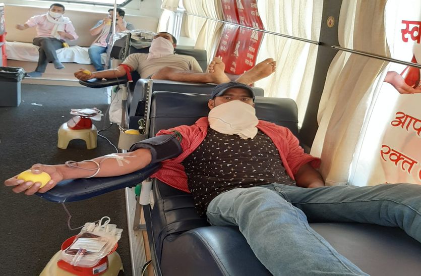 ब्लड बैंकों में रक्त की कमी पर संघ स्वयंसेवकों ने किया रक्तदान