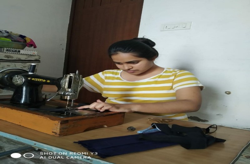 विश्वविद्यालय के कर्मचारी व विद्यार्थी बना रहे मास्क, गोद लिए गांव में करेेंगे वितरित